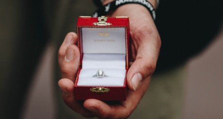 成都相亲网站：二十出头才情窦初开的女生该怎么追？